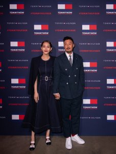 ​余文乐老婆是叫什么（她是余文乐的老婆，穿收腰连衣裙现身时装周，牵手老公恩