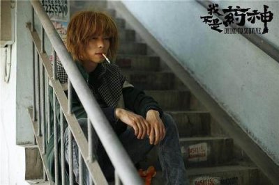 ​《我不是药神》饰演黄毛的演员竟36岁，戏外痞帅的颜值不输余文乐