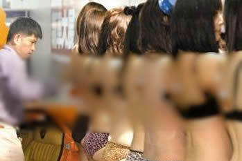 解开美女胸罩的游戏 60秒内解开最多内衣扣