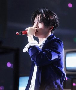 ​薛之谦和妻子高磊鑫以及旧爱李雨桐，三人关系复杂，谁对谁错？