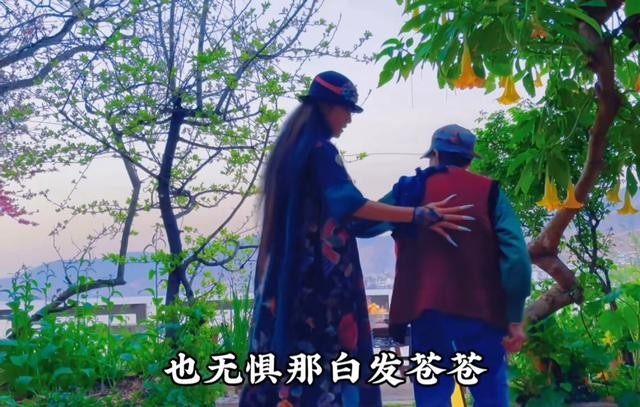 杨丽萍近照生活照很老吗(63岁杨丽萍湖景豪宅内景曝光)