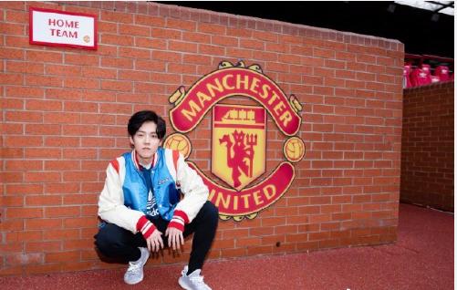 鹿晗和曼联什么关系(鹿晗2012年微博转发曼联宣传评论破亿)(1)