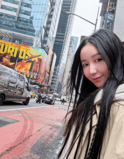 娄艺潇新恋情曝光!与男子街边拥抱同回小区超甜蜜