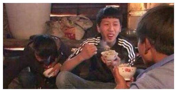 变形记最具正能量的他,供农村妹妹上大学,还将她带到自己家里