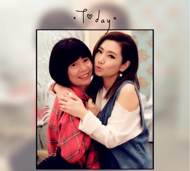 Selina晒全家福为爸爸庆生,70岁任爸肌肉抢镜看着好年轻