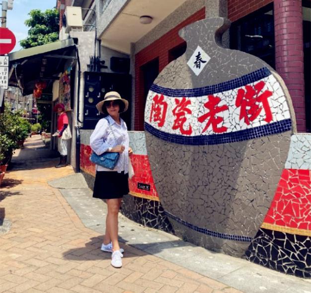 Selina晒全家福为爸爸庆生,70岁任爸肌肉抢镜看着好年轻