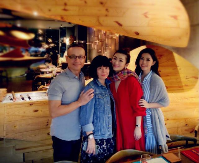 Selina晒全家福为爸爸庆生,70岁任爸肌肉抢镜看着好年轻