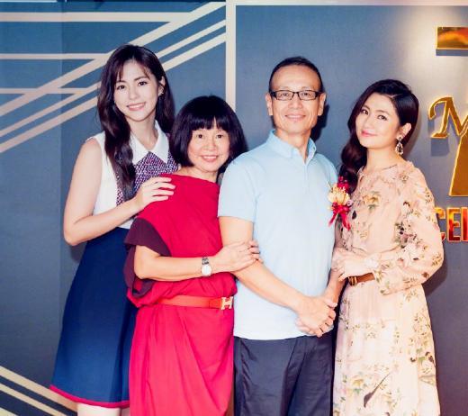 Selina晒全家福为爸爸庆生,70岁任爸肌肉抢镜看着好年轻