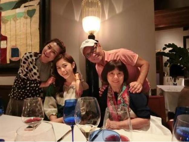 Selina晒全家福为爸爸庆生,70岁任爸肌肉抢镜看着好年轻