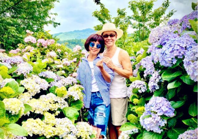 Selina晒全家福为爸爸庆生,70岁任爸肌肉抢镜看着好年轻