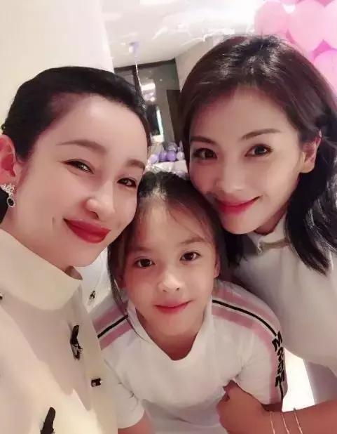 刘涛女儿近照曝光!眉眼与气质都和刘涛如出一辙,太漂亮了!
