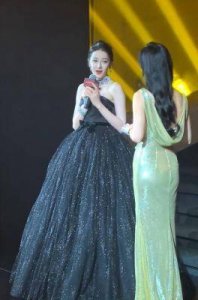 ​华丽圣诞点灯仪式：明星们的时尚造型一览