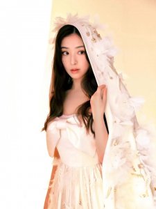 ​张含韵钻石泪俏皮写真，白色礼服凸显娇美身材