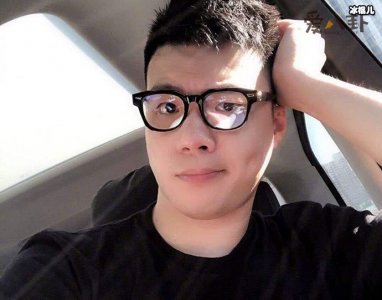 ​黄毅清家庭背景起底，财力和富二代王思聪有的一比！