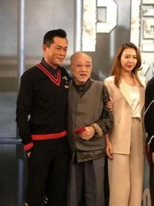 ​82岁老戏骨因病瘦脱相，需人搀扶行走，因手术费用高昂而放弃治疗，抛妻弃子