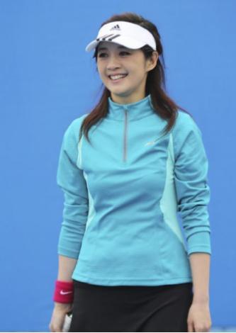 央视主持人许戈辉近照,人到老年还无敌青春,嫁豪门老公被宠上天