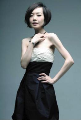 央视主持人许戈辉近照,人到老年还无敌青春,嫁豪门老公被宠上天