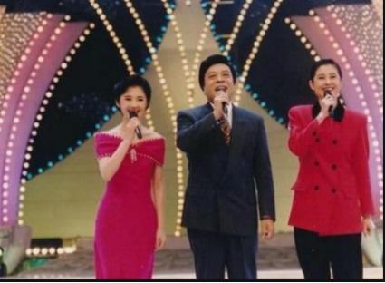 央视主持人许戈辉近照,人到老年还无敌青春,嫁豪门老公被宠上天