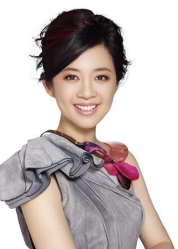 央视主持人许戈辉近照,人到老年还无敌青春,嫁豪门老公被宠上天