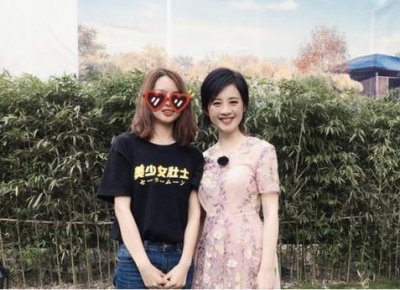 ​央视主持人许戈辉近照，人到老年还无敌青春，嫁豪门老公被宠上天