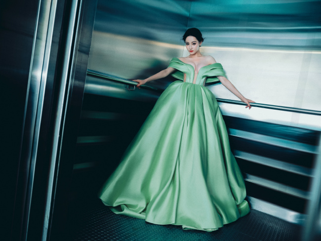 迪丽热巴穿绿色礼裙秀美背 好身材尽显!