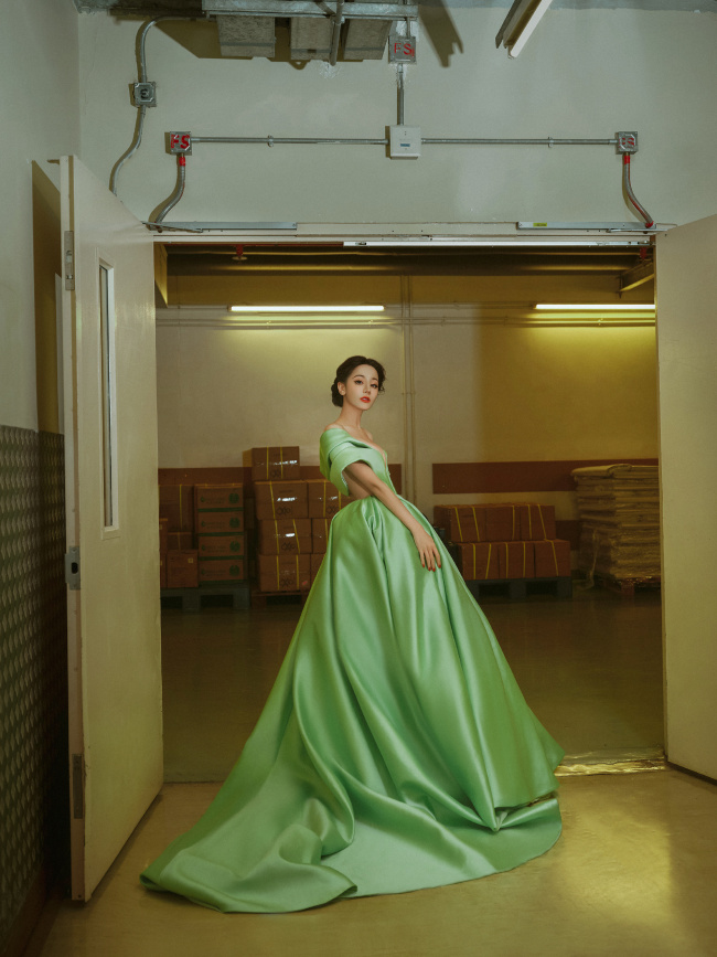 迪丽热巴穿绿色礼裙秀美背 好身材尽显!