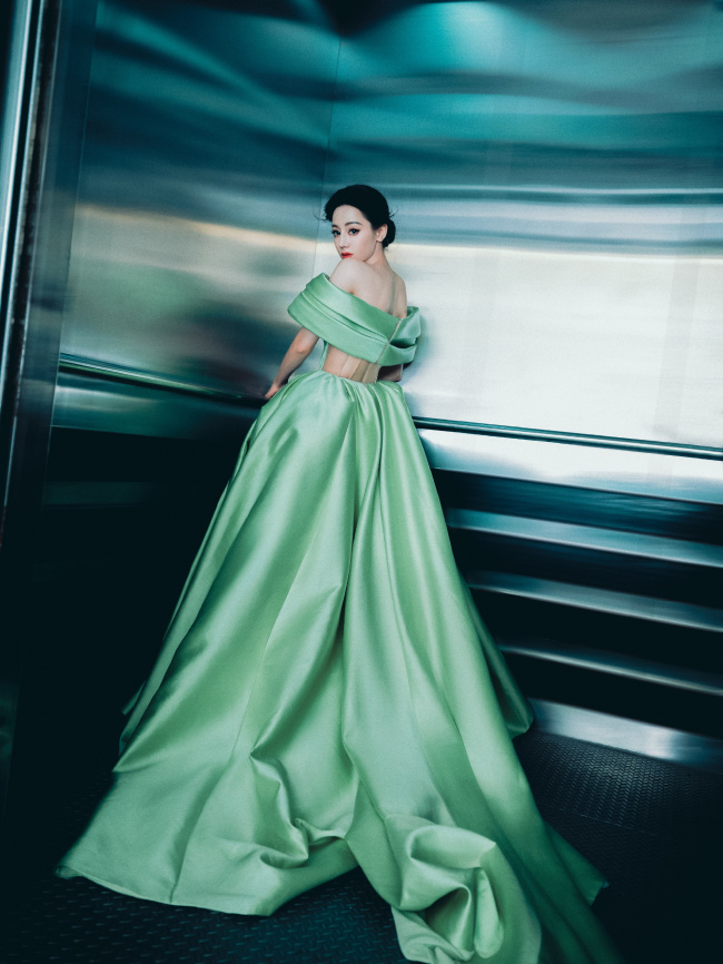 迪丽热巴穿绿色礼裙秀美背 好身材尽显!