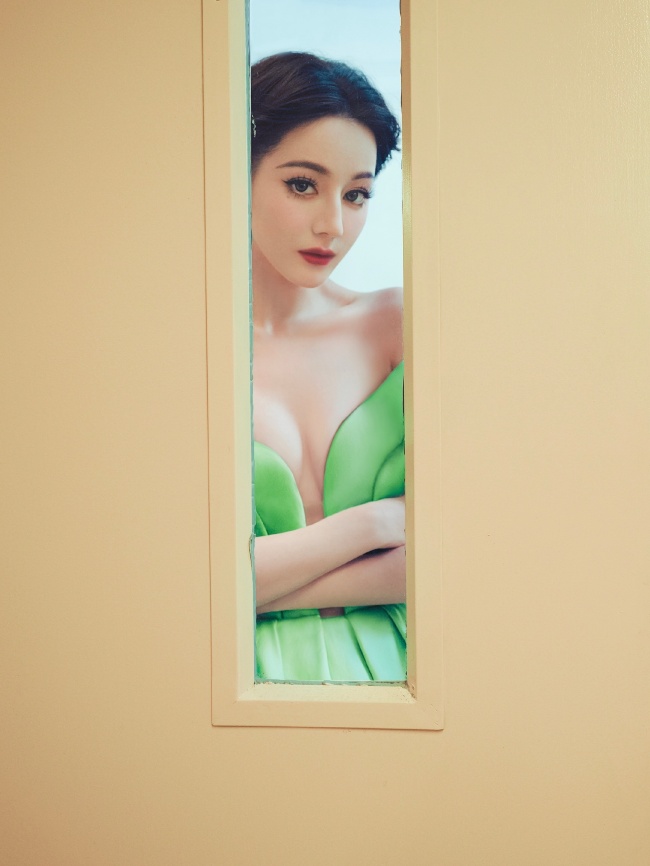 迪丽热巴穿绿色礼裙秀美背 好身材尽显!