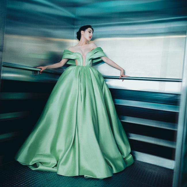 迪丽热巴穿绿色礼裙秀美背 好身材尽显!