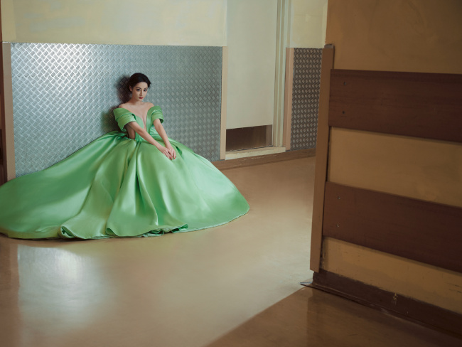 迪丽热巴穿绿色礼裙秀美背 好身材尽显!