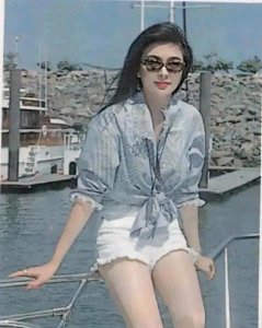 ​关之琳年轻时美艳，穿搭时髦气质雅，肤白如雪，令人羡。