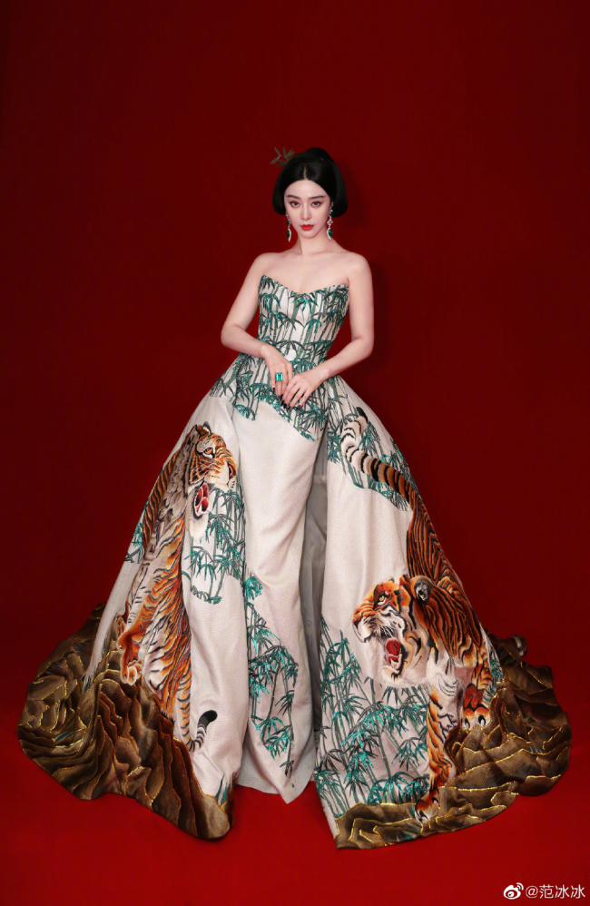 漂亮!范冰冰大晒“猛虎出山”怼脸拍
