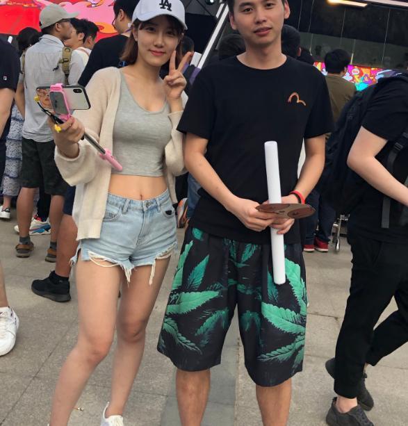 女主播不跟榜一吃饭,却跟榜三约会直播?粉丝:其实都吃过