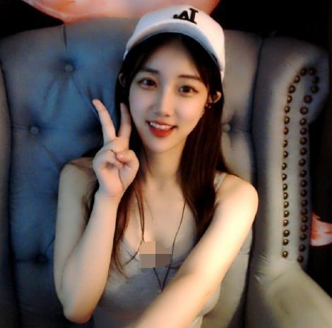 女主播不跟榜一吃饭,却跟榜三约会直播?粉丝:其实都吃过