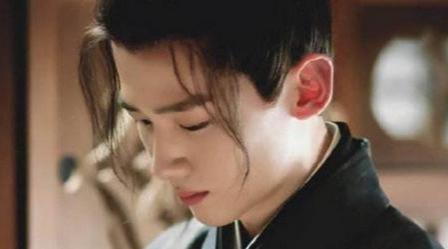 白敬亭在《天盛长歌》中饰演的顾南衣,一身青衣