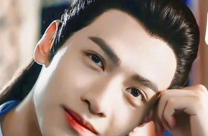 白敬亭在《天盛长歌》中饰演的顾南衣,一身青衣