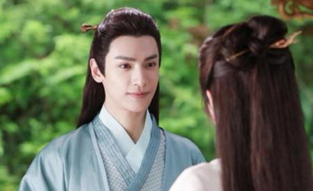 白敬亭在《天盛长歌》中饰演的顾南衣,一身青衣