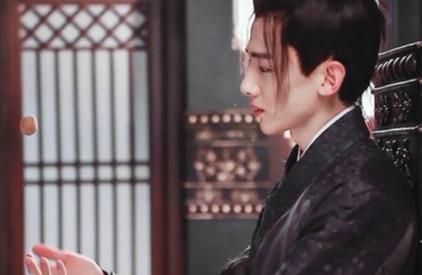 白敬亭在《天盛长歌》中饰演的顾南衣,一身青衣