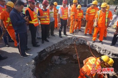 ​京广桥路面坍塌现大坑 塌陷原因尚未确定（组图）