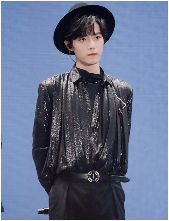 《陈情令》忘羡合作舞台,肖战绅士风造型帅气,王一博穿女装惊艳