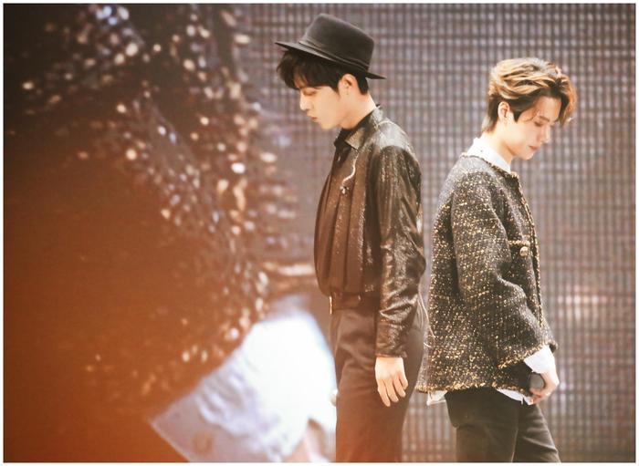 《陈情令》忘羡合作舞台,肖战绅士风造型帅气,王一博穿女装惊艳