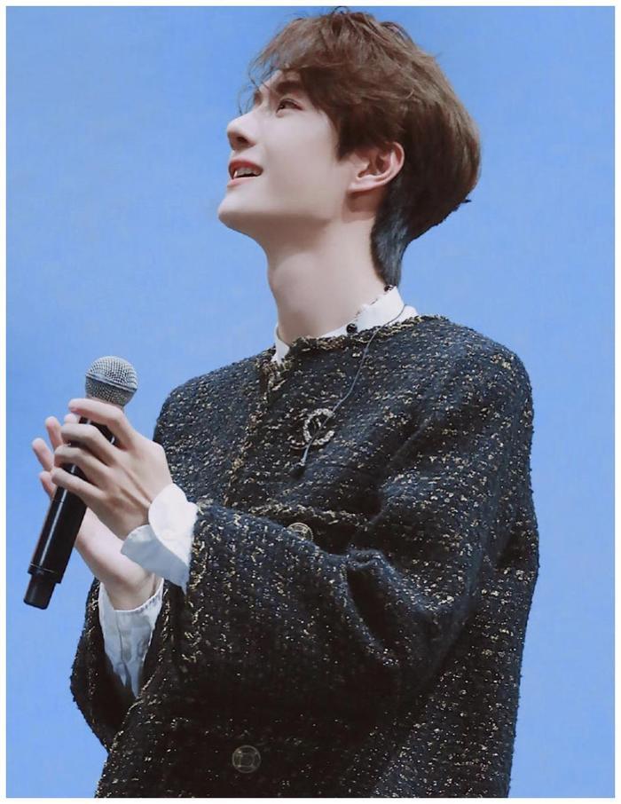 《陈情令》忘羡合作舞台,肖战绅士风造型帅气,王一博穿女装惊艳