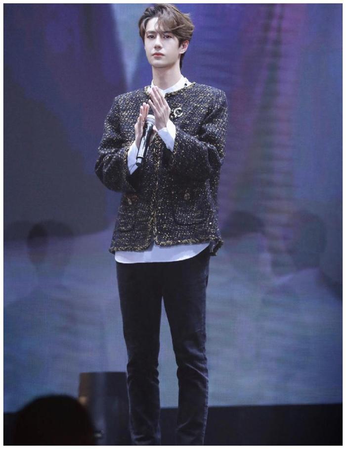 《陈情令》忘羡合作舞台,肖战绅士风造型帅气,王一博穿女装惊艳