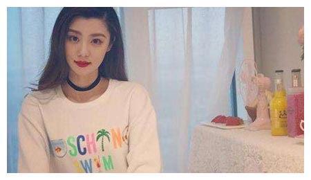 《王牌对王牌》费费曾担任世界杯女主播、中国小姐、奥运引导小姐