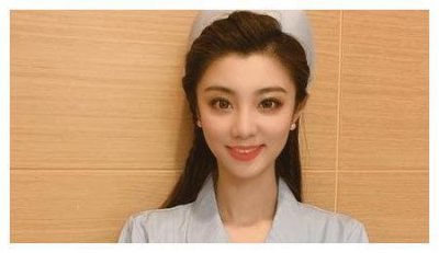 ​《王牌对王牌》费费曾担任世界杯女主播、中国小姐、奥运引导小姐