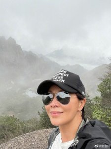 ​55岁刘嘉玲爬黄山晒美照 素颜脸泛红光状态好