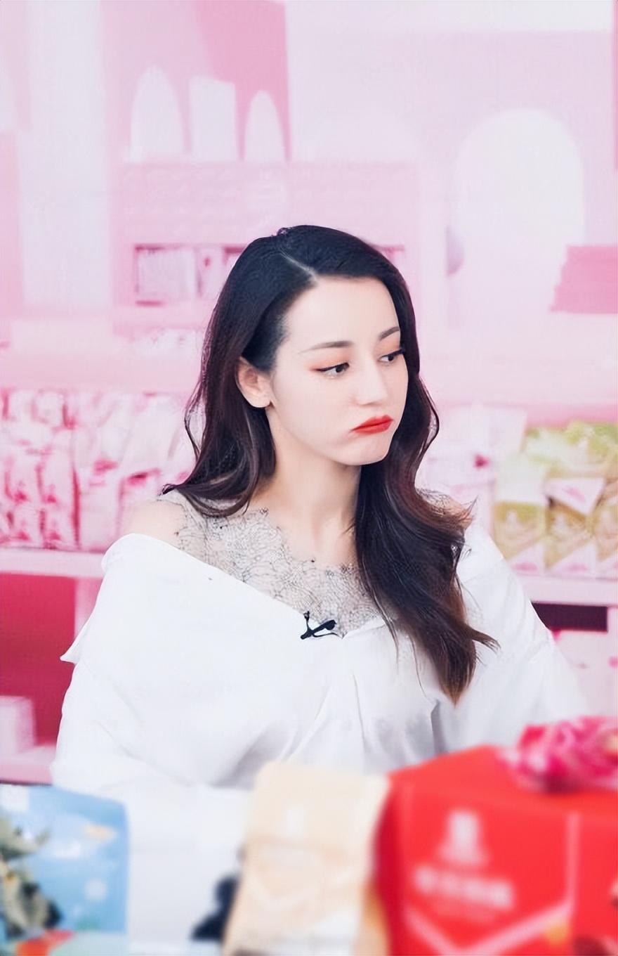 迪丽热巴带火了一种风格,叫“裙子上剪一刀”,漫画腿真让人上头