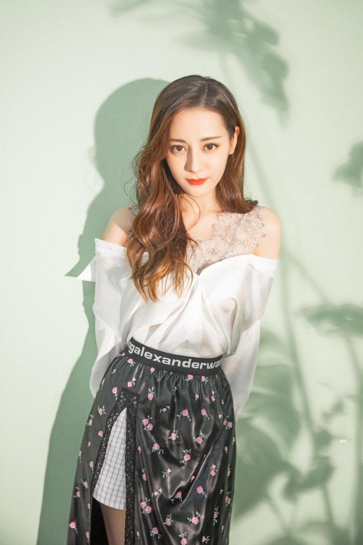 迪丽热巴带火了一种风格,叫“裙子上剪一刀”,漫画腿真让人上头