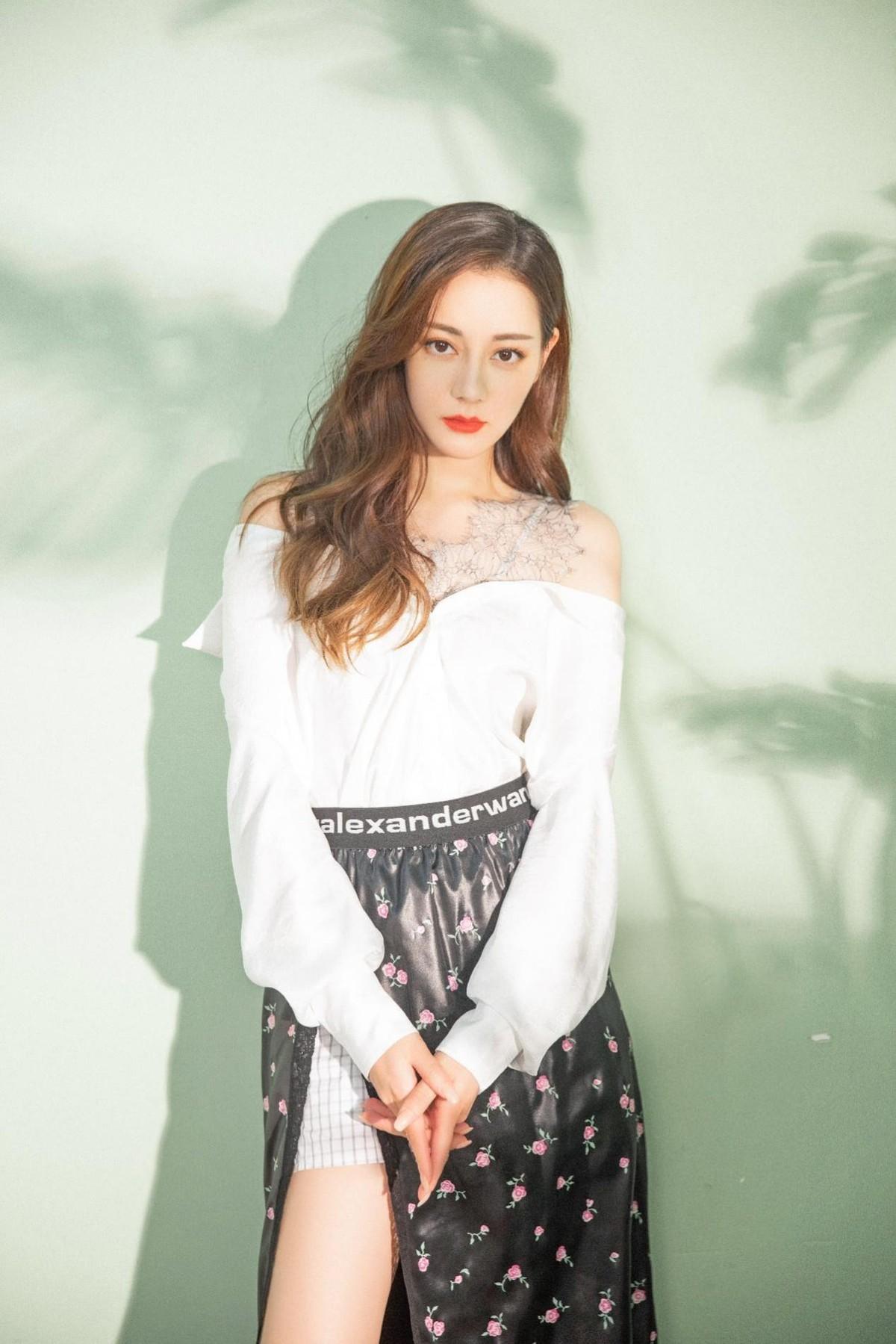 迪丽热巴带火了一种风格,叫“裙子上剪一刀”,漫画腿真让人上头