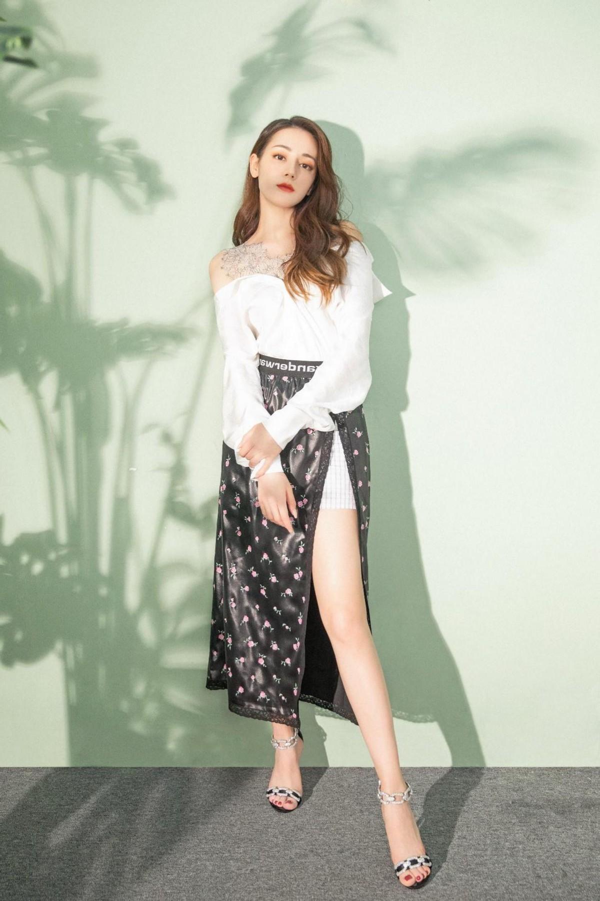 迪丽热巴带火了一种风格,叫“裙子上剪一刀”,漫画腿真让人上头